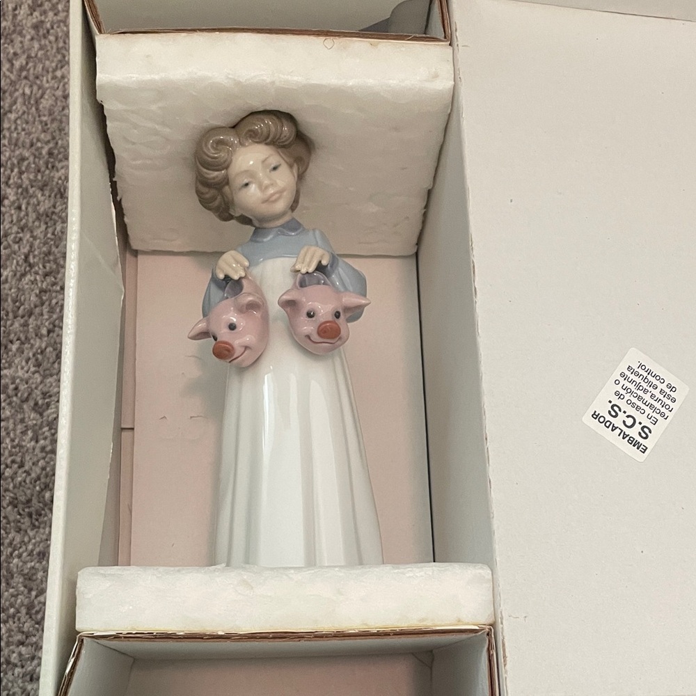 Lladro My Favorite Slippers Figurine of Girl Pastel Hues 6420 retired - Picture 4 of 6